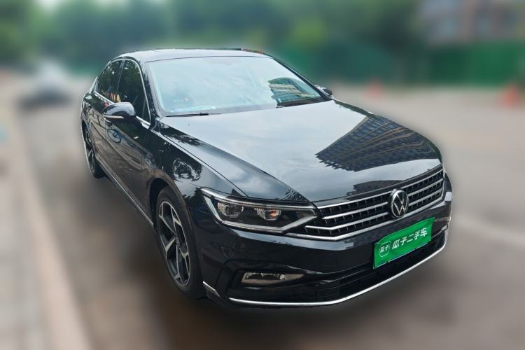 Used Volkswagen Magotan 2023 2 Million Units Limited Edition 330TSI DSG Leading Version Front Right 45 Deg