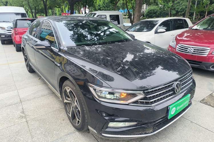Used Volkswagen Magotan 2023 2 Million Units Limited Edition 330TSI DSG Leading Version Front Right 45 Deg