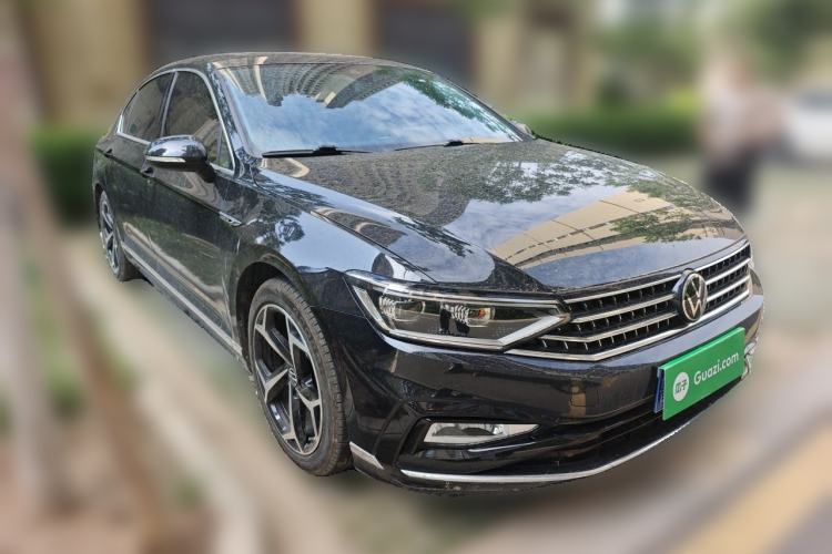 Used Volkswagen Magotan 2023 2 Million Units Limited Edition 330TSI DSG Leading Version Front Right 45 Deg