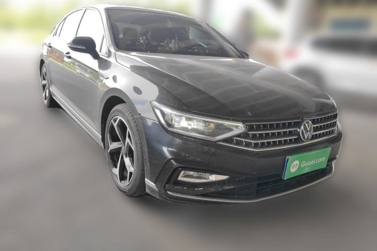 Used Volkswagen Magotan 2023 2 Million Units Limited Edition 330TSI DSG Leading Version Front Right 45 Deg