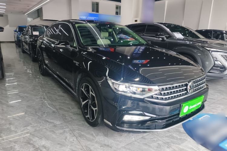 Used Volkswagen Magotan 2023 2 Million Units Limited Edition 330TSI DSG Leading Version Front Right 45 Deg