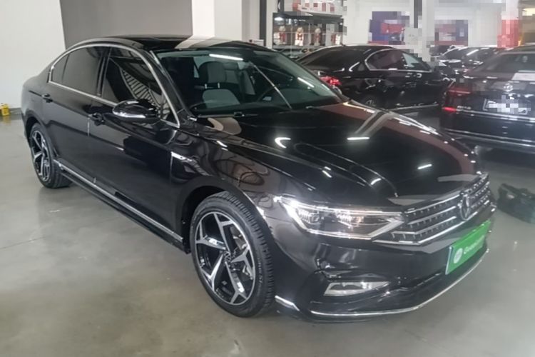 Used Volkswagen Magotan 2023 2 Million Units Limited Edition 330TSI DSG Leading Version Front Right 45 Deg