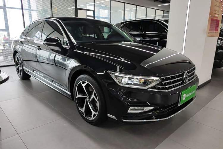 Used Volkswagen Magotan 2023 2 Million Units Limited Edition 330TSI DSG Leading Version Front Right 45 Deg