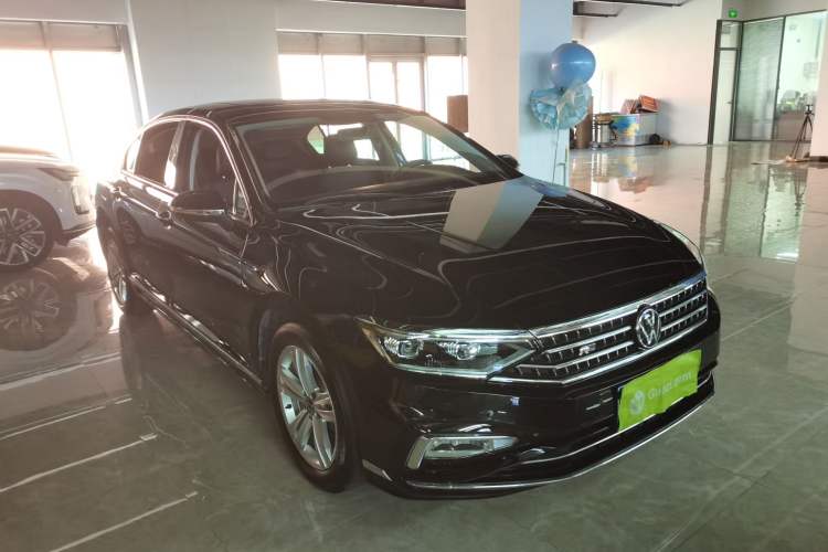 Used Volkswagen Magotan 2023 2 Million Units Limited-Edition 280TSI DSG Comfort Version Front Right 45 Deg