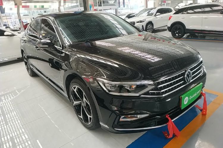 Used Volkswagen Magotan 2023 2 Million Units Limited Edition 330TSI DSG Leading Version Front Right 45 Deg