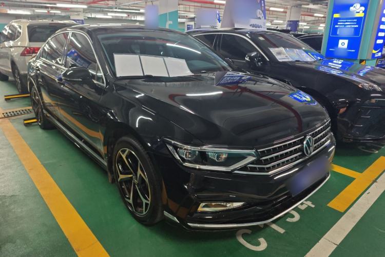 Used Volkswagen Magotan 2023 2 Million Units Limited Edition 330TSI DSG Leading Version Front Right 45 Deg
