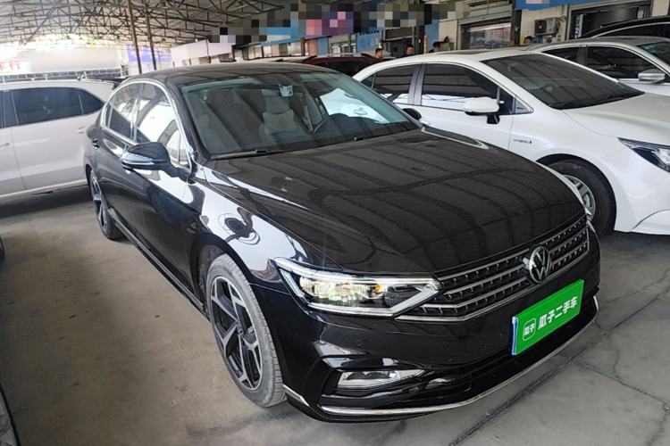 Used Volkswagen Magotan 2023 2 Million Units Limited Edition 330TSI DSG Leading Version Front Right 45 Deg