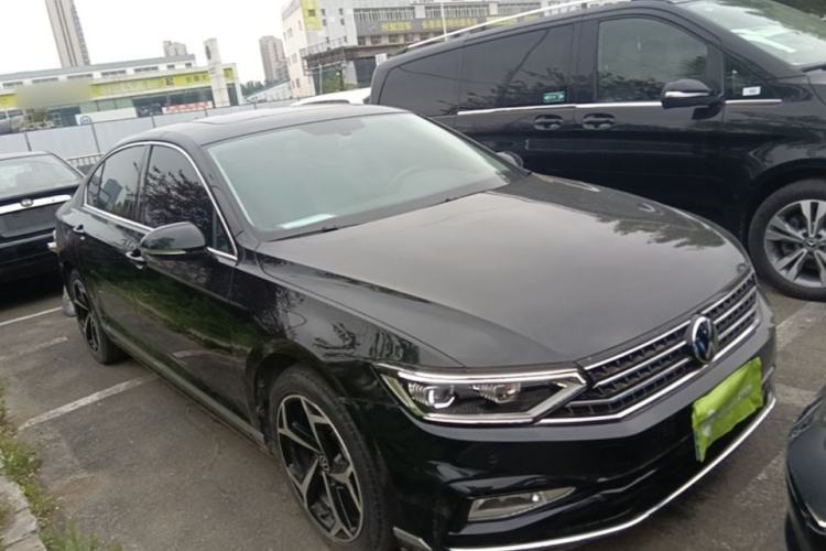 Used Volkswagen Magotan 2023 2 Million Units Limited Edition 330TSI DSG Leading Version Front Right 45 Deg