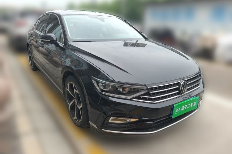 Used Volkswagen Magotan 2023 2 Million Units Limited Edition 330TSI DSG Leading Version Front Right 45 Deg