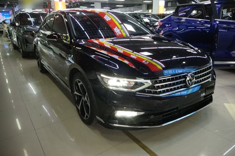 Used Volkswagen Magotan 2023 2 Million Units Limited Edition 330TSI DSG Leading Version Front Right 45 Deg