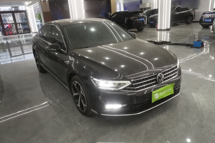 Used Volkswagen Magotan 2023 2 Million Units Limited Edition 330TSI DSG Leading Version Front Right 45 Deg
