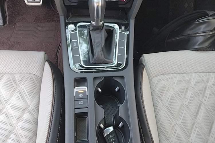 Used Volkswagen Magotan 2023 2 Million Units Commemorative Edition 330TSI DSG Luxury Version Gear Lever