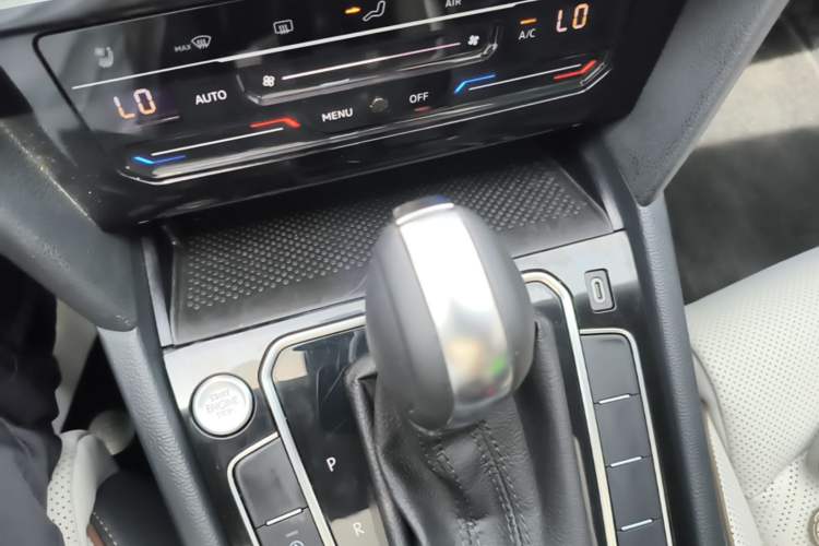 Used Volkswagen Magotan 2023 2 Million Units Commemorative Edition 330TSI DSG Luxury Version Gear Lever