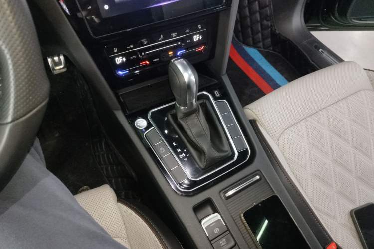 Used Volkswagen Magotan 2023 2 Million Units Commemorative Edition 330TSI DSG Luxury Version Gear Lever