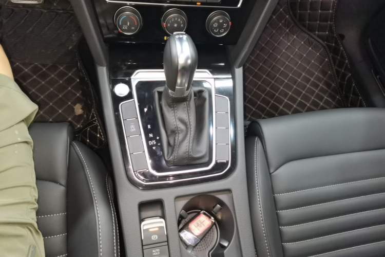 Used Volkswagen Magotan 2023 2 Million Units Limited-Edition 280TSI DSG Comfort Version Gear Lever