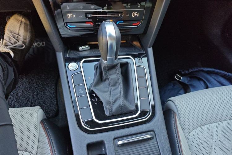 Used Volkswagen Magotan 2023 2 Million Units Commemorative Edition 330TSI DSG Luxury Version Gear Lever