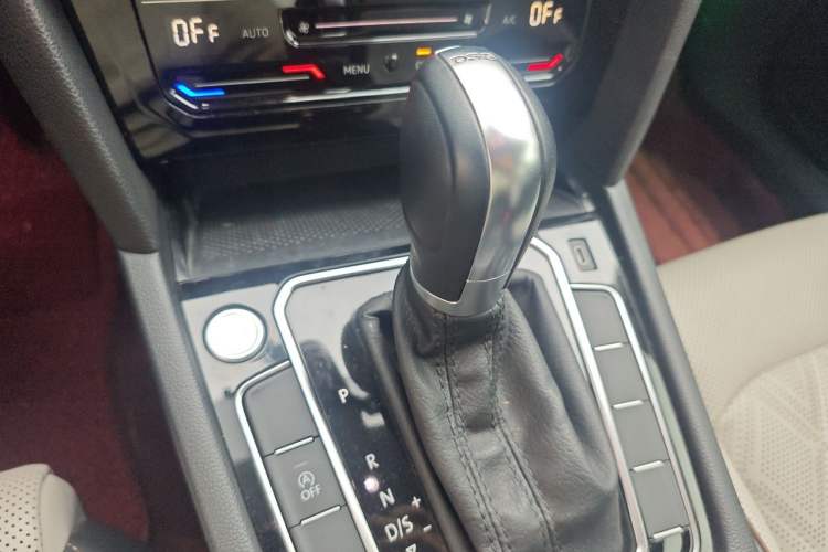 Used Volkswagen Magotan 2023 2 Million Units Commemorative Edition 330TSI DSG Luxury Version Gear Lever