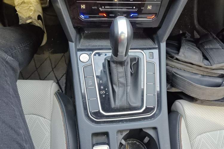 Used Volkswagen Magotan 2023 2 Million Units Commemorative Edition 330TSI DSG Luxury Version Gear Lever