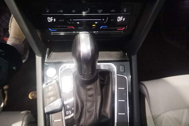 Used Volkswagen Magotan 2023 2 Million Units Commemorative Edition 330TSI DSG Luxury Version Gear Lever