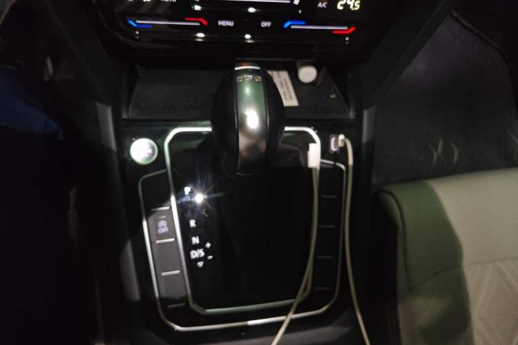Used Volkswagen Magotan 2023 2 Million Units Commemorative Edition 330TSI DSG Luxury Version Gear Lever