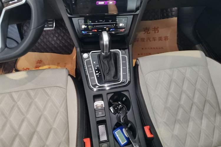 Used Volkswagen Magotan 2023 2 Million Units Commemorative Edition 330TSI DSG Luxury Version Gear Lever