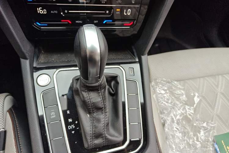 Used Volkswagen Magotan 2023 2 Million Units Commemorative Edition 330TSI DSG Luxury Version Gear Lever