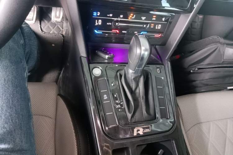 Used Volkswagen Magotan 2023 2 Million Units Commemorative Edition 330TSI DSG Luxury Version Gear Lever
