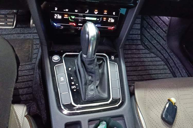 Used Volkswagen Magotan 2023 2 Million Units Commemorative Edition 330TSI DSG Luxury Version Gear Lever