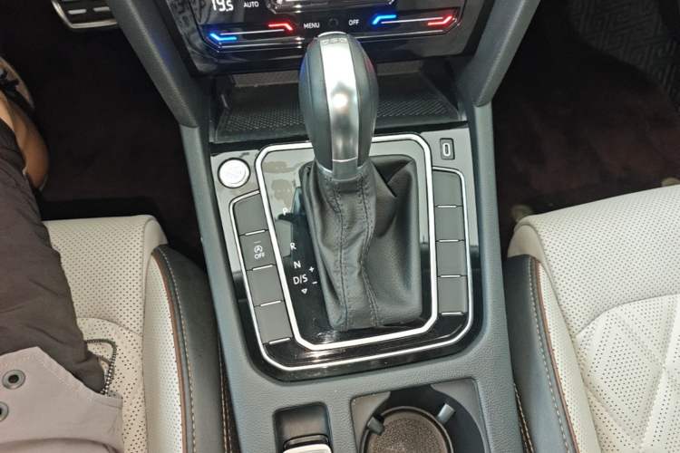 Used Volkswagen Magotan 2023 2 Million Units Commemorative Edition 330TSI DSG Luxury Version Gear Lever