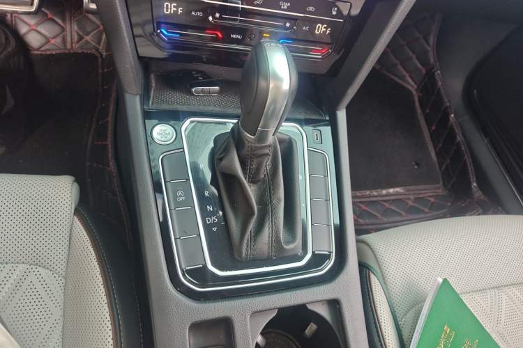 Used Volkswagen Magotan 2023 2 Million Units Commemorative Edition 330TSI DSG Luxury Version Gear Lever