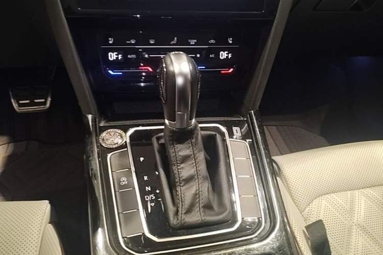 Used Volkswagen Magotan 2023 2 Million Units Commemorative Edition 330TSI DSG Luxury Version Gear Lever