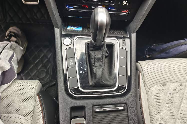 Used Volkswagen Magotan 2023 2 Million Units Commemorative Edition 330TSI DSG Luxury Version Gear Lever