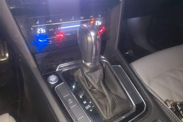 Used Volkswagen Magotan 2023 2 Million Units Commemorative Edition 330TSI DSG Luxury Version Gear Lever