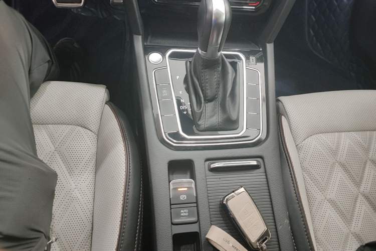 Used Volkswagen Magotan 2023 2 Million Units Commemorative Edition 330TSI DSG Luxury Version Gear Lever