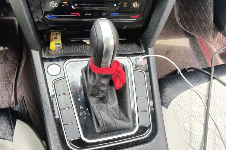 Used Volkswagen Magotan 2023 2 Million Units Commemorative Edition 330TSI DSG Luxury Version Gear Lever