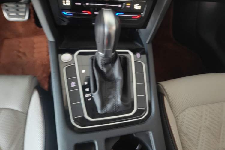 Used Volkswagen Magotan 2023 2 Million Units Commemorative Edition 330TSI DSG Luxury Version Gear Lever
