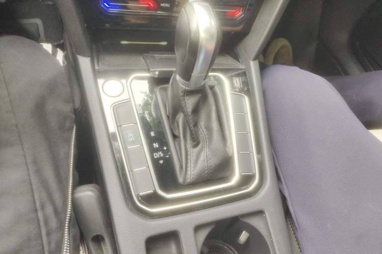 Used Volkswagen Magotan 2023 2 Million Units Commemorative Edition 330TSI DSG Luxury Version Gear Lever