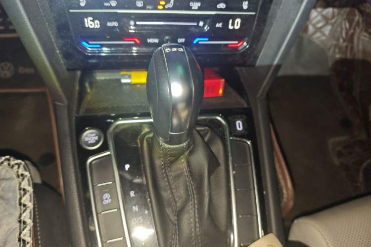 Used Volkswagen Magotan 2023 2 Million Units Commemorative Edition 330TSI DSG Luxury Version Gear Lever
