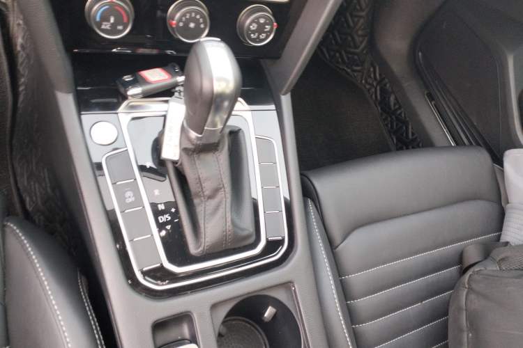 Used Volkswagen Magotan 2023 2 Million Units Limited-Edition 280TSI DSG Comfort Version Gear Lever