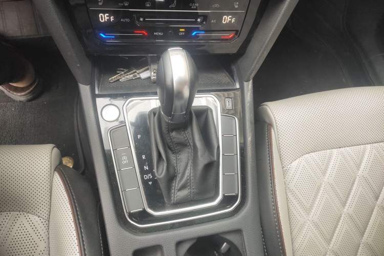Used Volkswagen Magotan 2023 2 Million Units Commemorative Edition 330TSI DSG Luxury Version Gear Lever