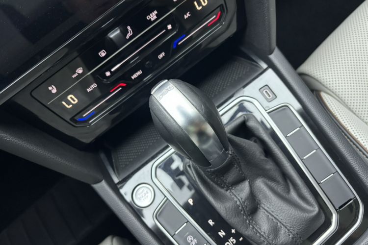Used Volkswagen Magotan 2023 2 Million Units Commemorative Edition 330TSI DSG Luxury Version Gear Lever