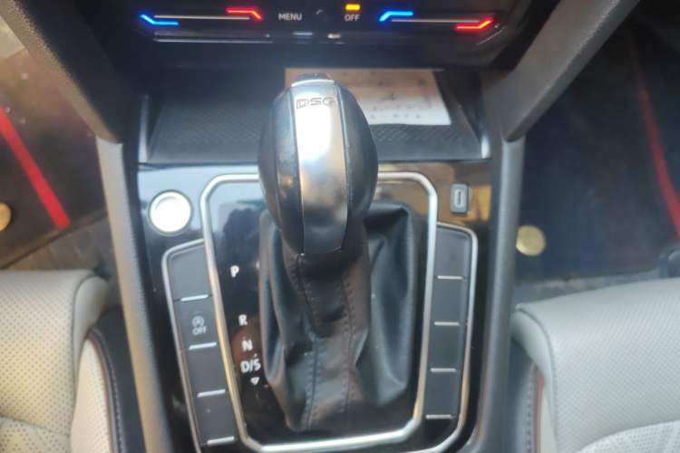 Used Volkswagen Magotan 2023 2 Million Units Commemorative Edition 330TSI DSG Luxury Version Gear Lever