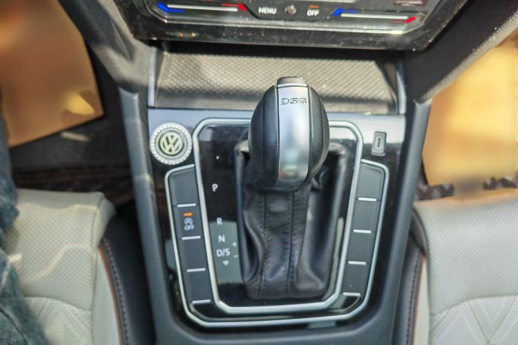 Used Volkswagen Magotan 2023 2 Million Units Commemorative Edition 330TSI DSG Luxury Version Gear Lever