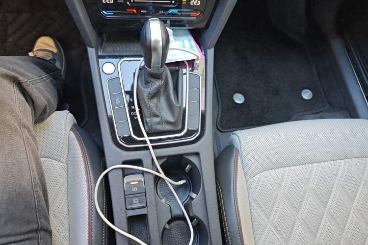 Used Volkswagen Magotan 2023 2 Million Units Commemorative Edition 330TSI DSG Luxury Version Gear Lever