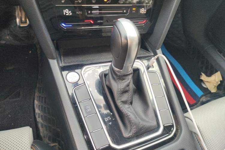 Used Volkswagen Magotan 2023 2 Million Units Commemorative Edition 330TSI DSG Luxury Version Gear Lever