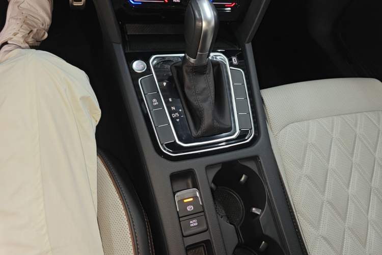 Used Volkswagen Magotan 2023 2 Million Units Commemorative Edition 330TSI DSG Luxury Version Gear Lever