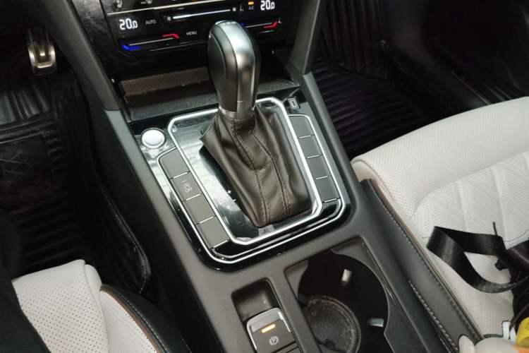 Used Volkswagen Magotan 2023 2 Million Units Commemorative Edition 330TSI DSG Luxury Version Gear Lever