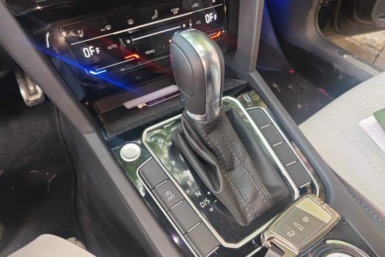 Used Volkswagen Magotan 2023 2 Million Units Commemorative Edition 330TSI DSG Luxury Version Gear Lever