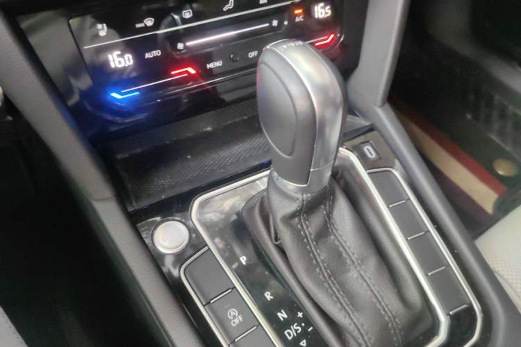 Used Volkswagen Magotan 2023 2 Million Units Commemorative Edition 330TSI DSG Luxury Version Gear Lever