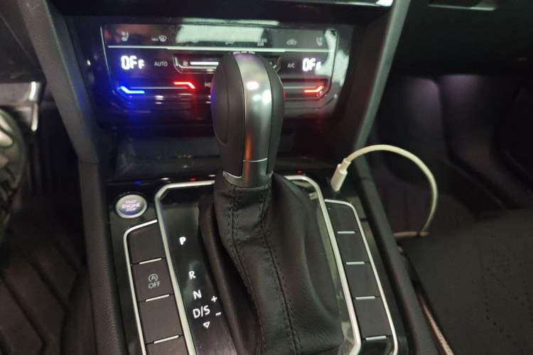 Used Volkswagen Magotan 2023 2 Million Units Commemorative Edition 330TSI DSG Luxury Version Gear Lever